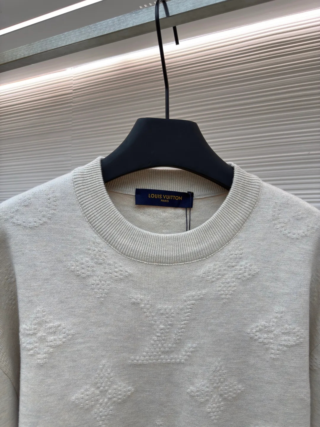 LOUIS VUITTON letter dark pattern embossed sweater ●Authentic product: 14800 purchase and development ●Item number: 1680547-B25 ●Fabric: cashmere fabric ●Technology: embossed technology ●Version: fitted version ●Weight: about 765 grams ●Size: S-M-L ●Description: Made of cashmere blended fabric, neckline, sleeves, and hem threads, the overall routing is straight and delicate, the fabric is comfortable and soft, and the color is consistent without color difference. It can be matched with the same style to create a fashionable look, and can be used in various occasions. Customized accessories, complete with three standards, same style for men and women!